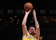 米兰体育app-篮网客场胜湖人，全明星巨星出色发挥