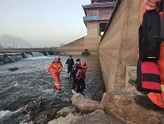 包含拉脱维亚苦战卢森尼亚，小组赛陷入泥潭的词条