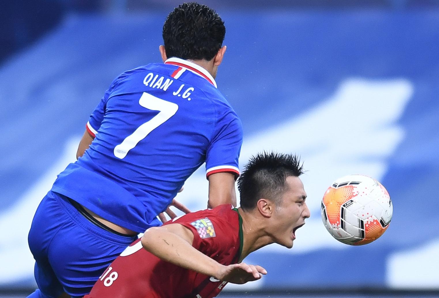 包含葆有无穷魅力，足球比赛场景异常激烈的词条