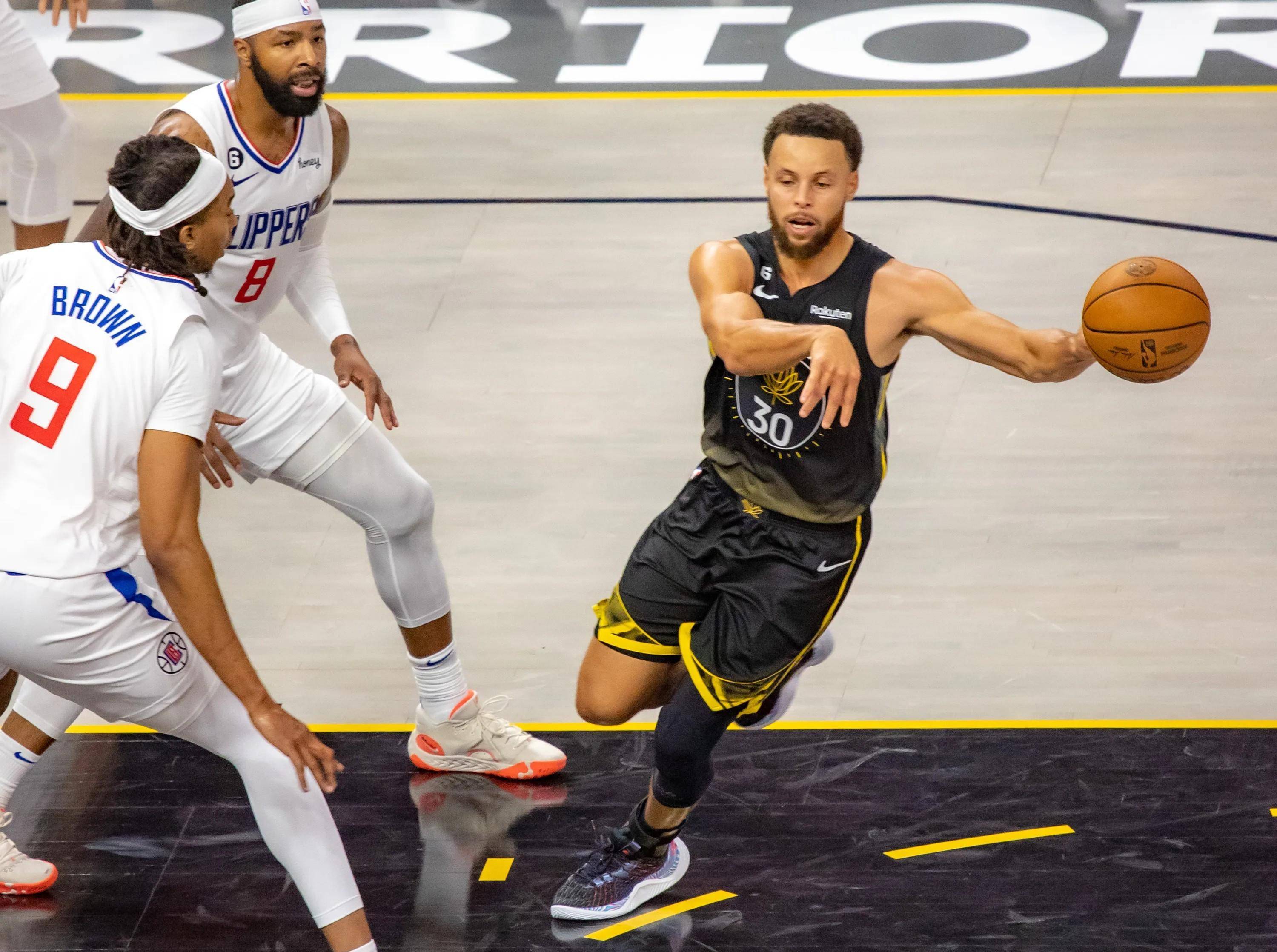 勇士击败活塞，克莱30+难救主