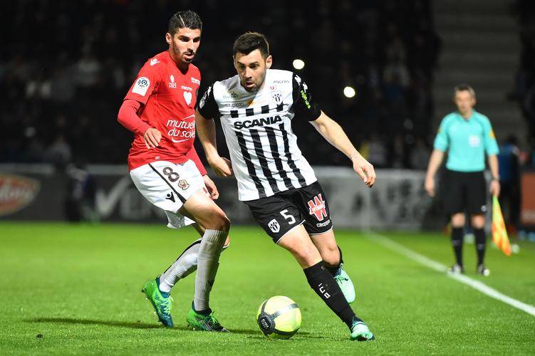 关于昂热队客场失利，排名持续下滑的信息