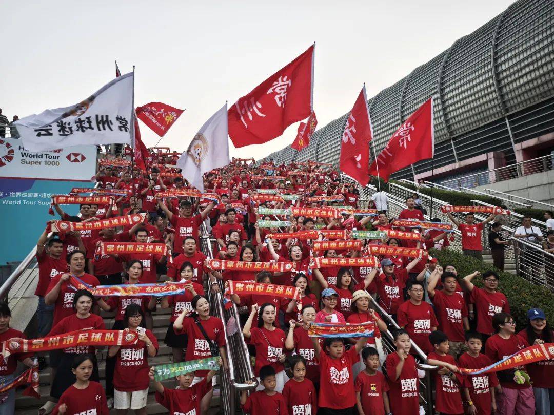 红色的队伍在足球赛中取得了胜利,喜获三分 红色的队伍在足球赛中取得了胜利,喜获三分