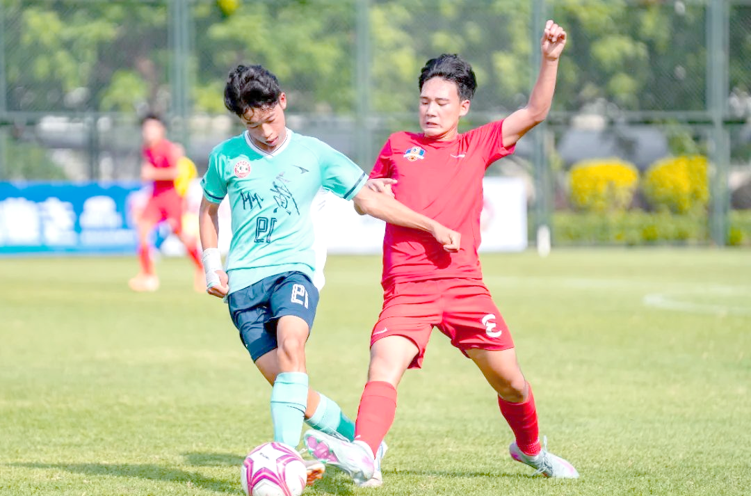 关于国内足球联赛精彩纷呈，球员们奋力拼搏的信息