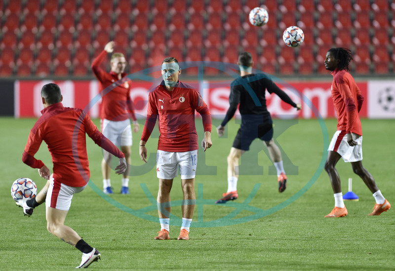 包含格雷茨曼展现超强实力，为球队晋级做贡献的词条