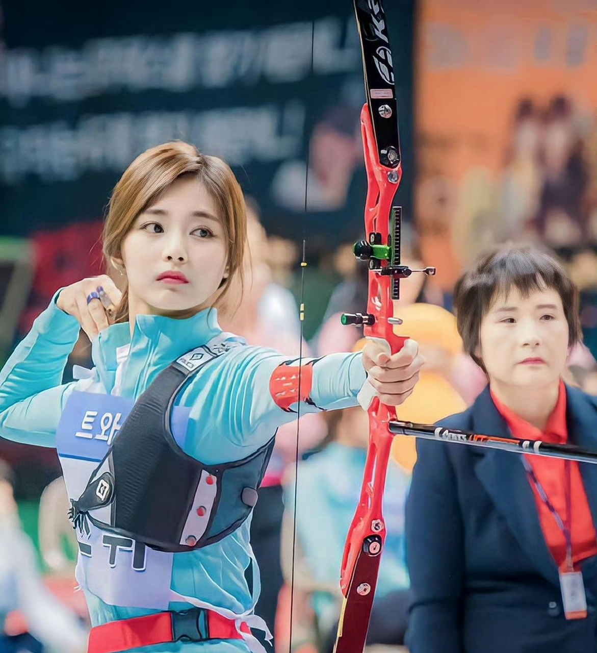 射箭选手精准瞄准,箭矢直扑目标 射箭选手精准瞄准,箭矢直扑目标