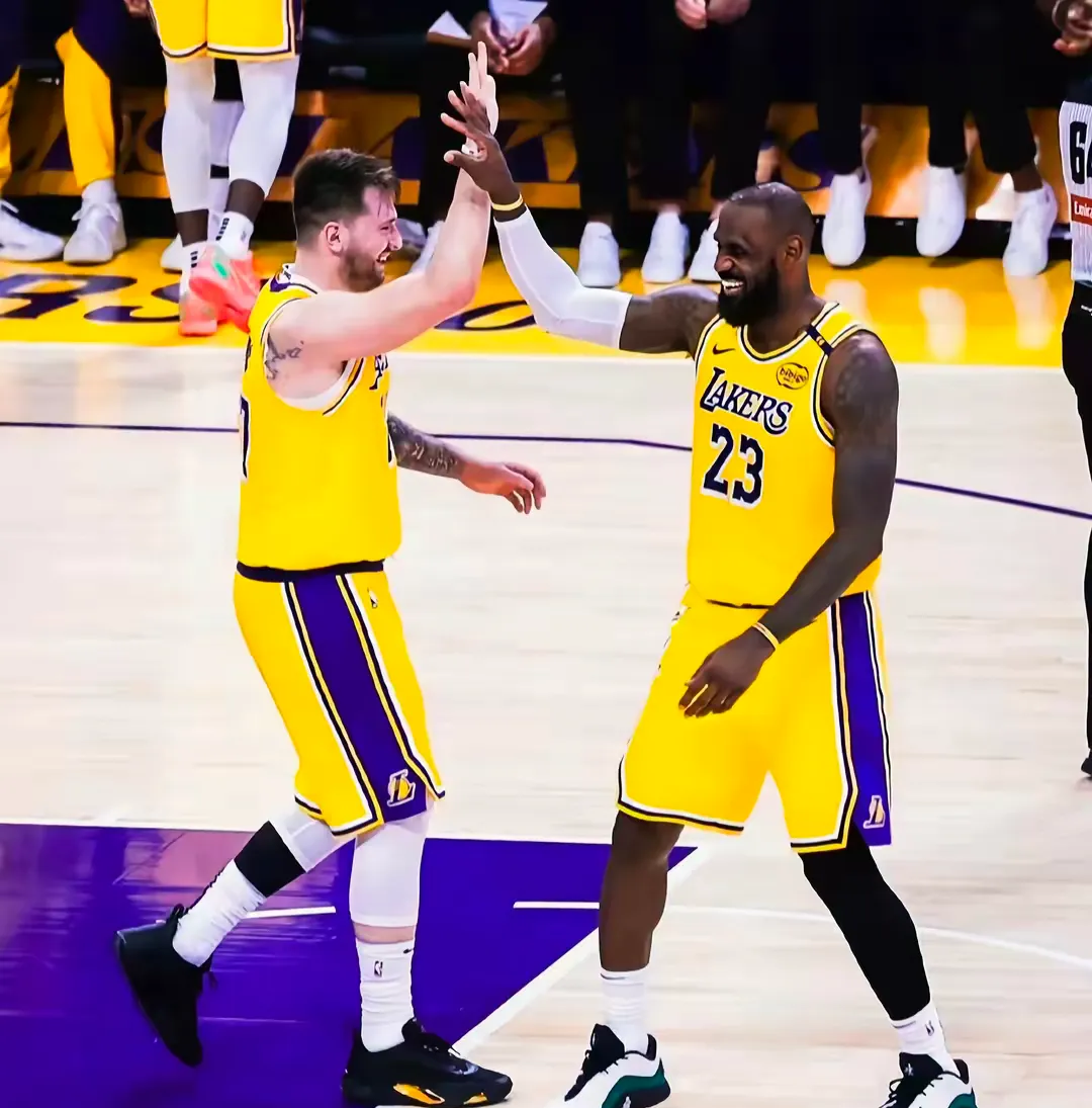 湖人客场战胜活塞,取得四连胜 湖人客场战胜活塞,取得四连胜