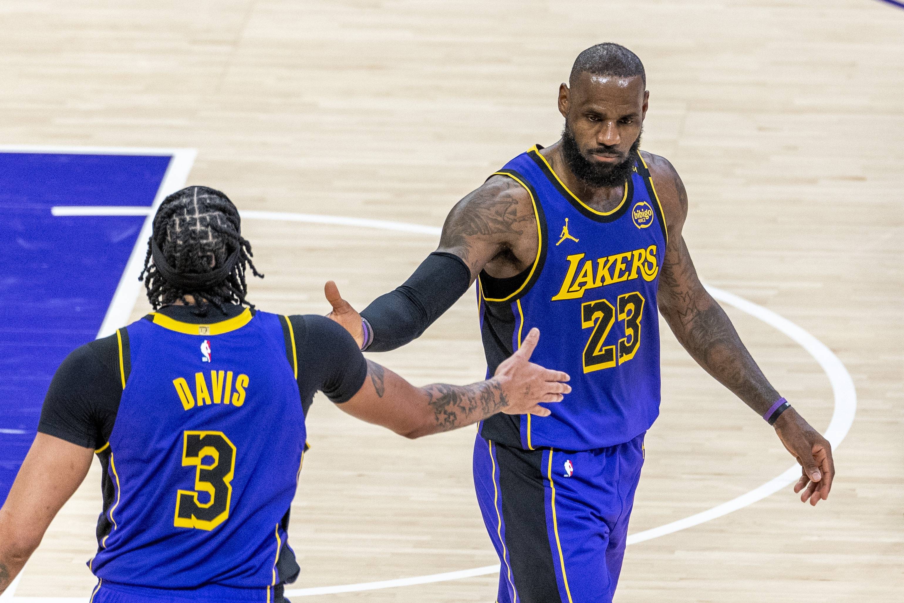 NBA球星在比赛中连续砍下高分,领队赢球 NBA球星在比赛中连续砍下高分,领队赢球