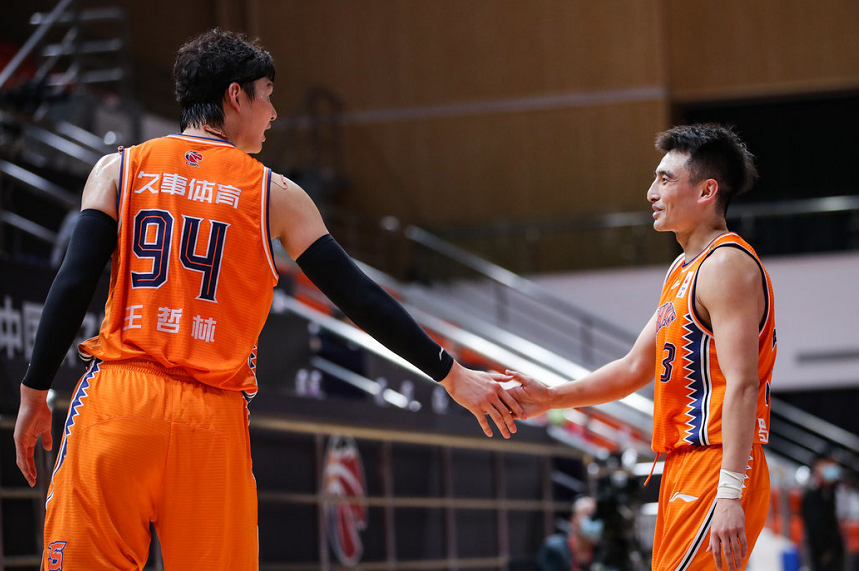 马刺轻取新疆队，王哲林点燃赛场